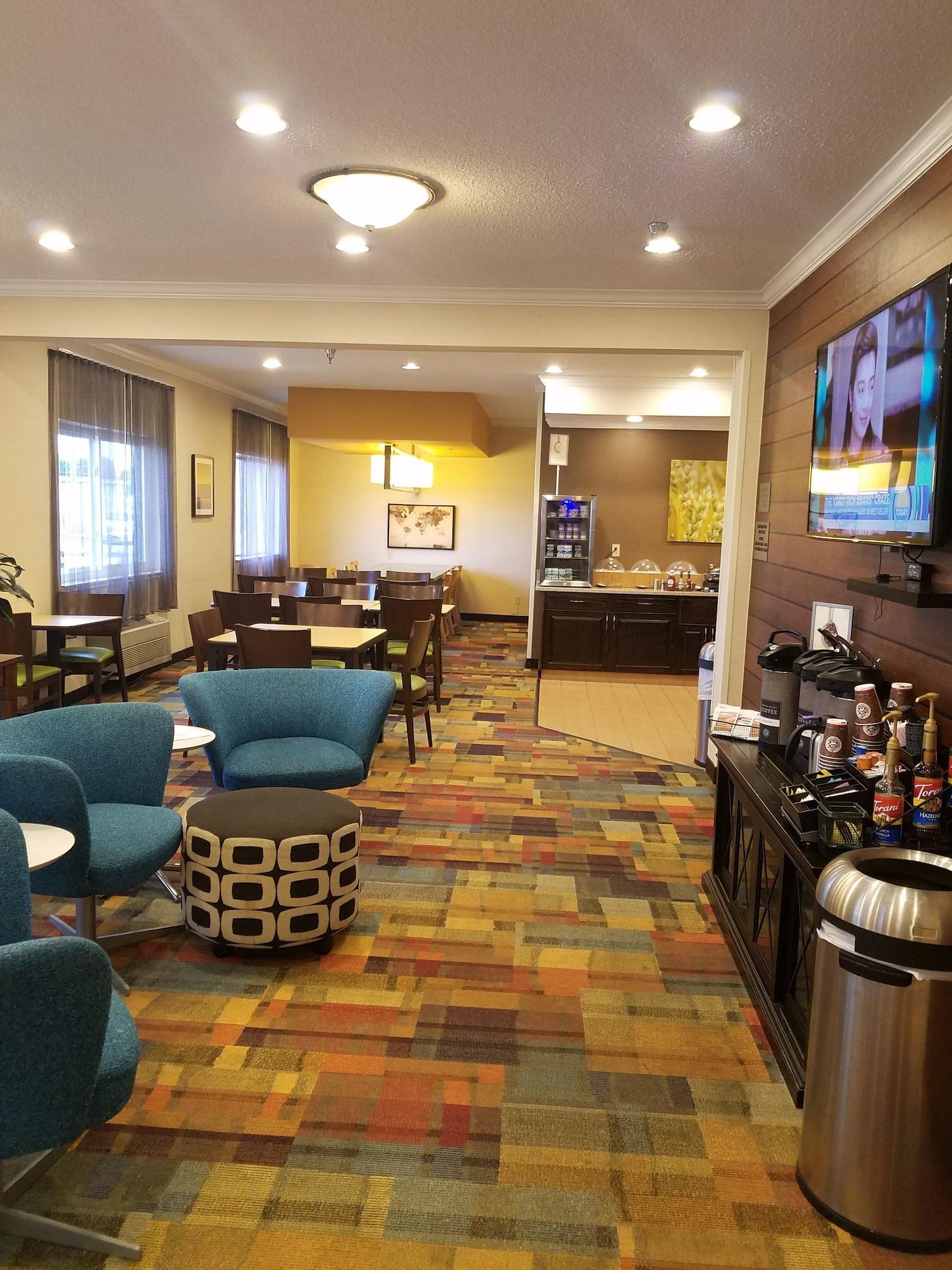 Hotel Americinn By Wyndham Airport Quad Cities 3*