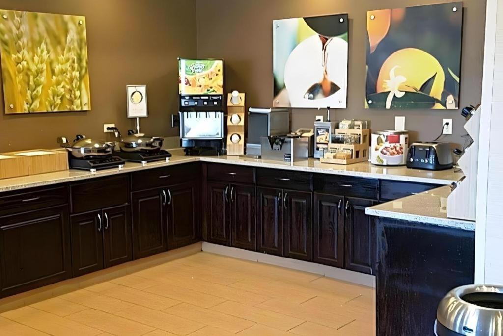 Hotel Americinn By Wyndham Airport Quad Cities 3*