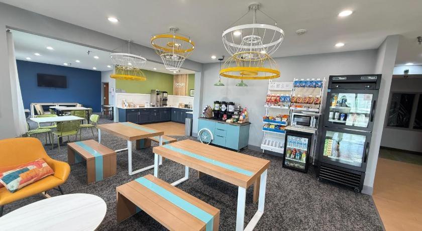 Hotel Americinn By Wyndham Airport Quad Cities 3*