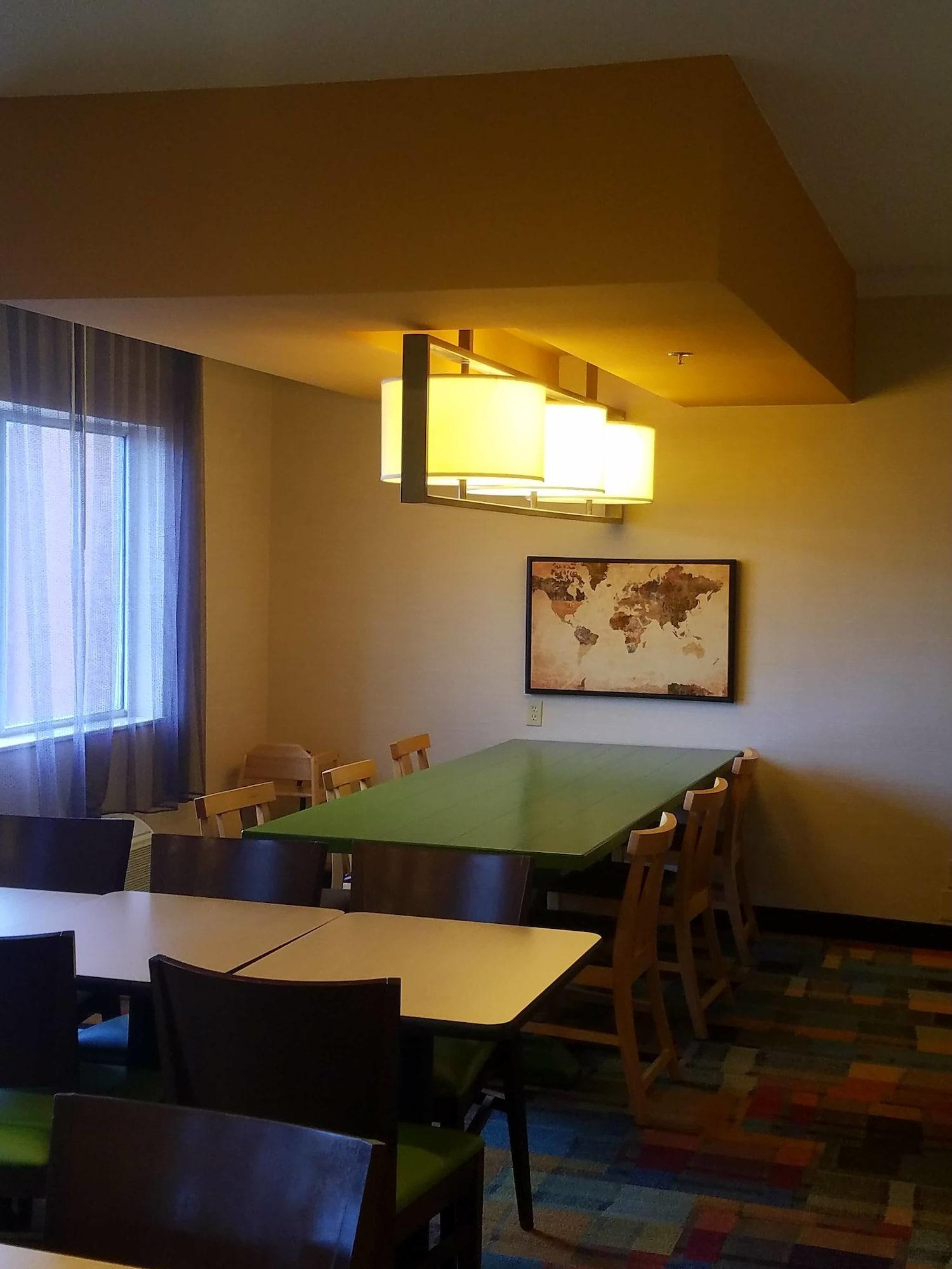 Hotel Spark By Hilton Quad Cities 2*